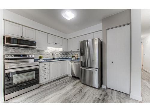 617 Royal Fern Street, Waterloo, ON - Indoor Photo Showing Kitchen With Upgraded Kitchen