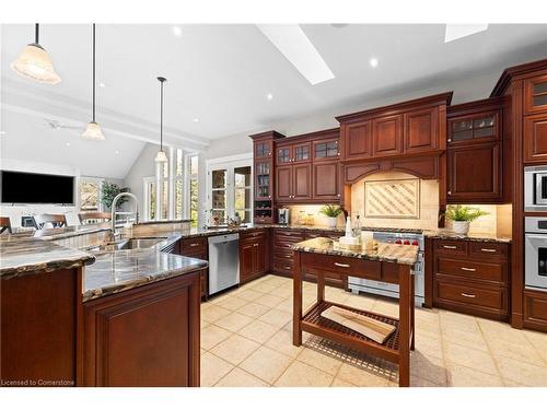 16 Seifert Court, Puslinch, ON - Indoor Photo Showing Kitchen With Double Sink With Upgraded Kitchen