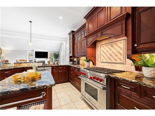 16 Seifert Court, Puslinch, ON - Indoor Photo Showing Kitchen With Upgraded Kitchen