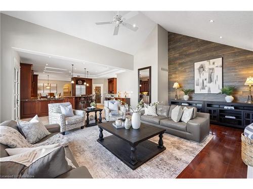 16 Seifert Court, Puslinch, ON - Indoor Photo Showing Living Room