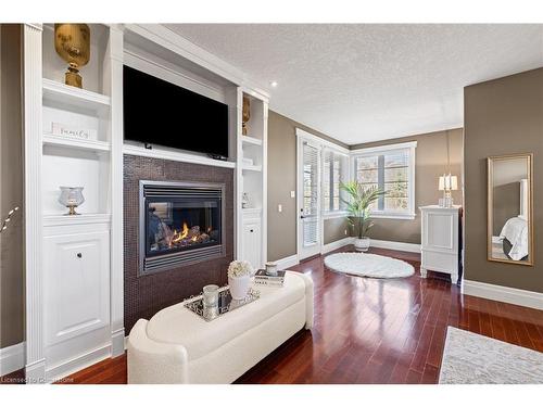 16 Seifert Court, Puslinch, ON - Indoor Photo Showing Living Room With Fireplace