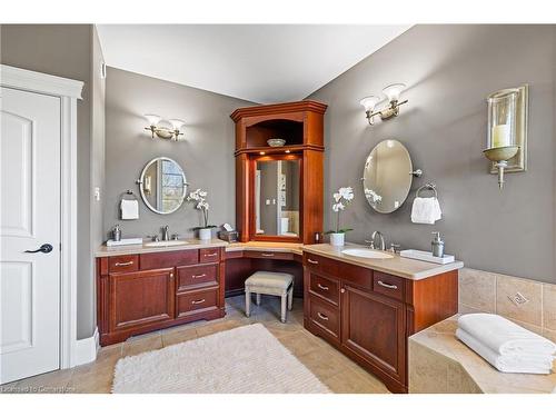 16 Seifert Court, Puslinch, ON - Indoor Photo Showing Bathroom