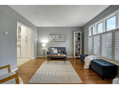 15 Ashwood Drive, Cambridge, ON - Indoor Photo Showing Living Room