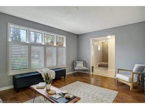 15 Ashwood Drive, Cambridge, ON - Indoor Photo Showing Living Room