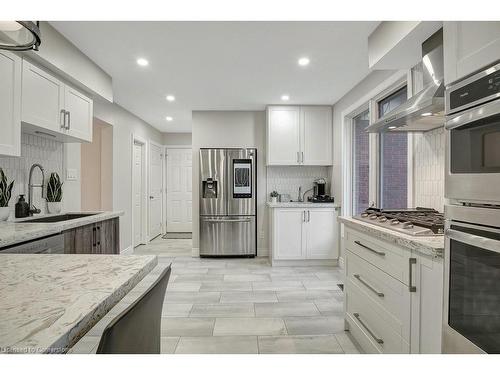 15 Ashwood Drive, Cambridge, ON - Indoor Photo Showing Kitchen With Upgraded Kitchen