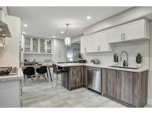 15 Ashwood Drive, Cambridge, ON - Indoor Photo Showing Kitchen With Upgraded Kitchen