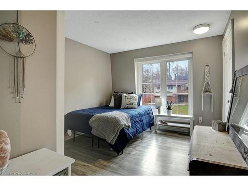 15 Ashwood Drive, Cambridge, ON - Indoor Photo Showing Bedroom