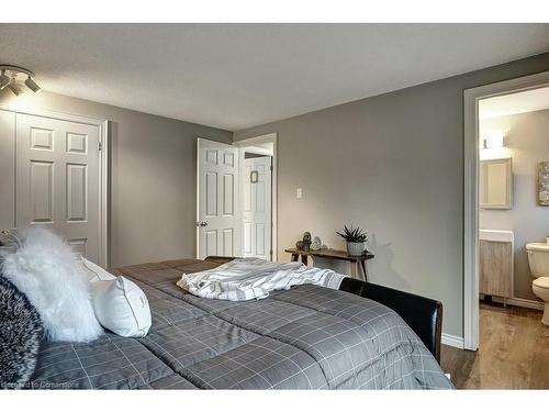 15 Ashwood Drive, Cambridge, ON - Indoor Photo Showing Bedroom