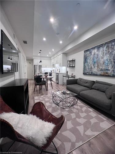 513-255 Northfield Drive, Waterloo, ON - Indoor Photo Showing Living Room