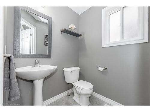 566 Forman Avenue, Stratford, ON - Indoor Photo Showing Bathroom