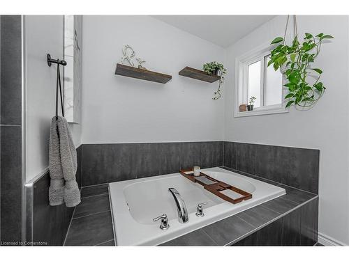 566 Forman Avenue, Stratford, ON - Indoor Photo Showing Bathroom