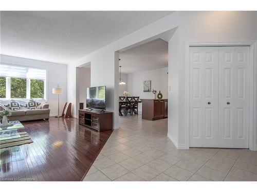 380 Red Osier Road, Waterloo, ON - Indoor Photo Showing Living Room