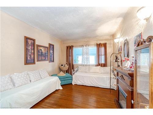 5685 Robinson Street, Niagara Falls, ON - Indoor Photo Showing Bedroom