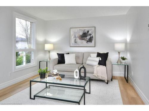 24 B Karen Walk, Waterloo, ON - Indoor Photo Showing Living Room