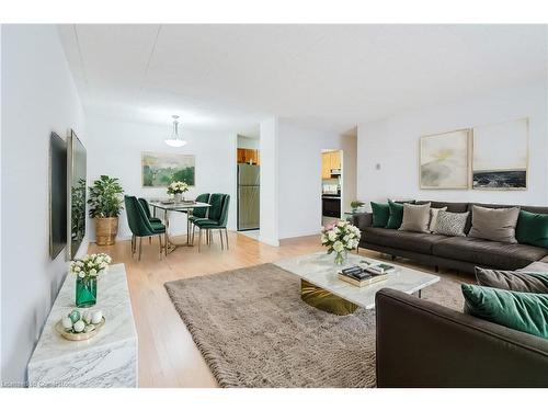 309-71 Vanier Drive, Kitchener, ON - Indoor Photo Showing Living Room