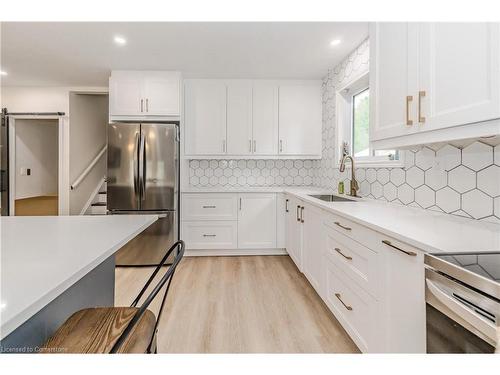 48 Templar Court, Cambridge, ON - Indoor Photo Showing Kitchen With Upgraded Kitchen