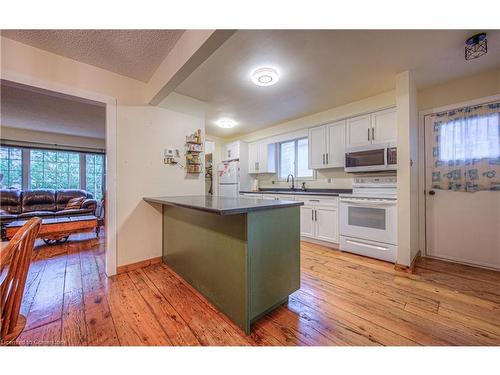 27 Uxbridge Crescent, Kitchener, ON - Indoor Photo Showing Kitchen