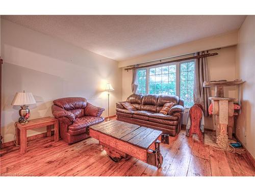 27 Uxbridge Crescent, Kitchener, ON - Indoor Photo Showing Living Room