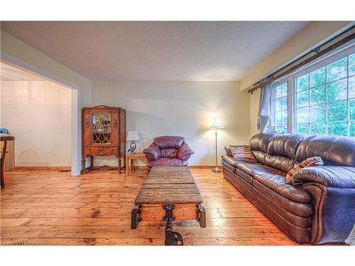 27 Uxbridge Crescent, Kitchener, ON - Indoor Photo Showing Living Room