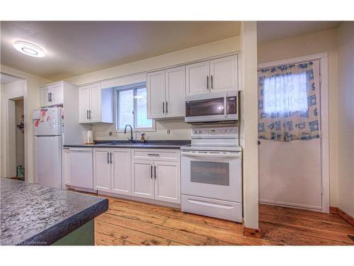 27 Uxbridge Crescent, Kitchener, ON - Indoor Photo Showing Kitchen