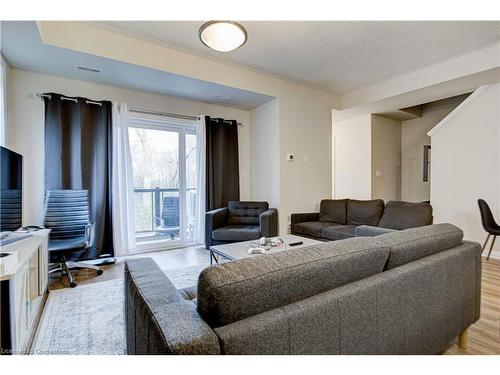 30-25 Isherwood Avenue, Cambridge, ON - Indoor Photo Showing Living Room