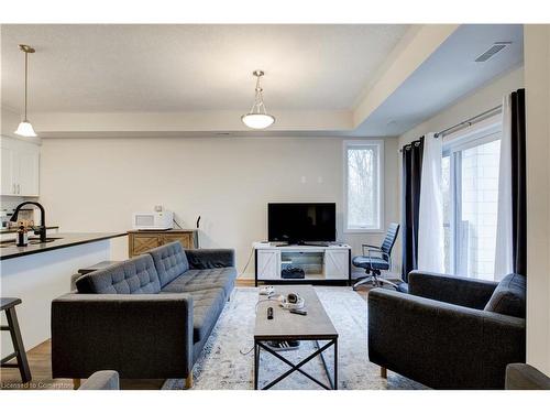 30-25 Isherwood Avenue, Cambridge, ON - Indoor Photo Showing Living Room