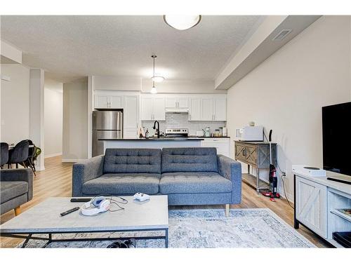 30-25 Isherwood Avenue, Cambridge, ON - Indoor Photo Showing Living Room