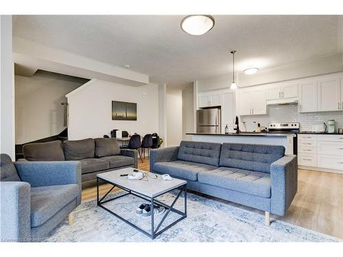 30-25 Isherwood Avenue, Cambridge, ON - Indoor Photo Showing Living Room