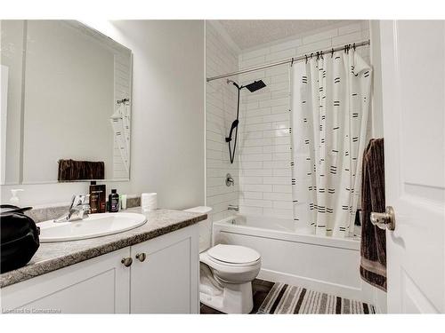 30-25 Isherwood Avenue, Cambridge, ON - Indoor Photo Showing Bathroom