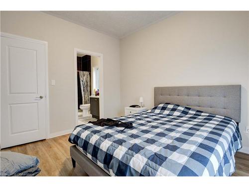 30-25 Isherwood Avenue, Cambridge, ON - Indoor Photo Showing Bedroom