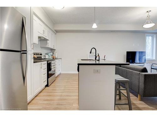 30-25 Isherwood Avenue, Cambridge, ON - Indoor Photo Showing Kitchen