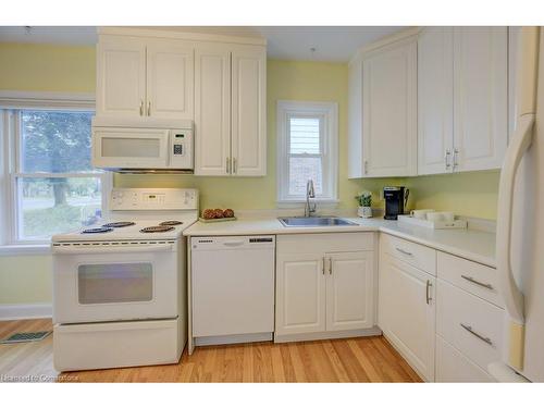 142 Spadina Road W, Kitchener, ON - Indoor Photo Showing Kitchen