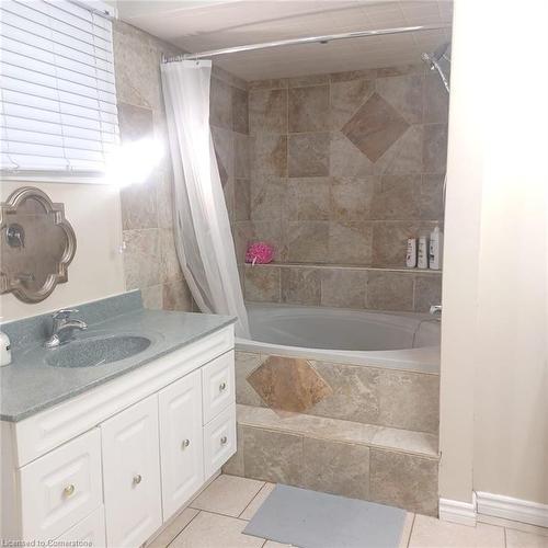 13 Brooklyne Road, Cambridge, ON - Indoor Photo Showing Bathroom