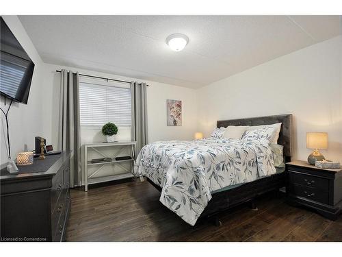 1-950 Highland Road W, Kitchener, ON - Indoor Photo Showing Bedroom