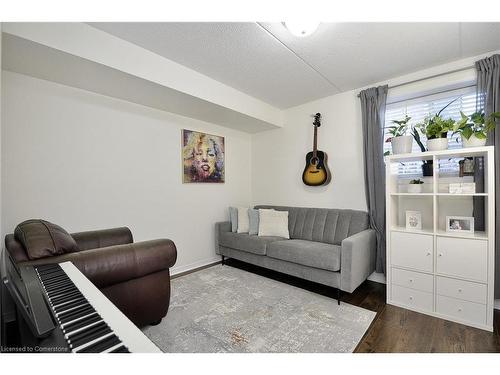 1-950 Highland Road W, Kitchener, ON - Indoor Photo Showing Living Room