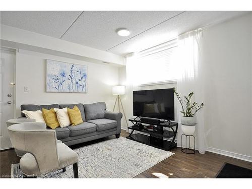 1-950 Highland Road W, Kitchener, ON - Indoor Photo Showing Living Room