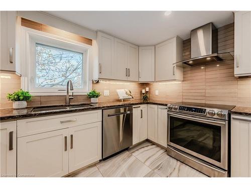 214 Misty Court, Kitchener, ON - Indoor Photo Showing Kitchen With Stainless Steel Kitchen