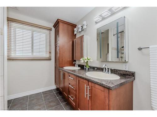 214 Misty Court, Kitchener, ON - Indoor Photo Showing Bathroom