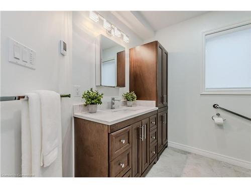 214 Misty Court, Kitchener, ON - Indoor Photo Showing Bathroom