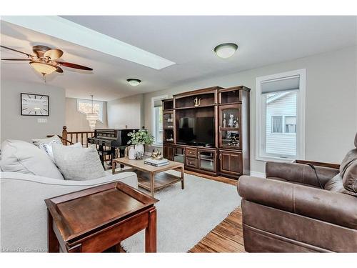 214 Misty Court, Kitchener, ON - Indoor Photo Showing Living Room