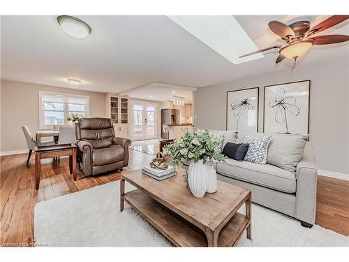 214 Misty Court, Kitchener, ON - Indoor Photo Showing Living Room