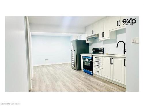 Lower-643 Violet Street, Waterloo, ON - Indoor Photo Showing Kitchen