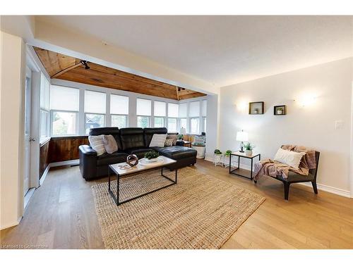 50 Holly Trail, Puslinch, ON - Indoor Photo Showing Living Room