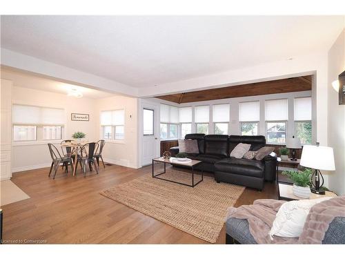 50 Holly Trail, Puslinch, ON - Indoor Photo Showing Living Room