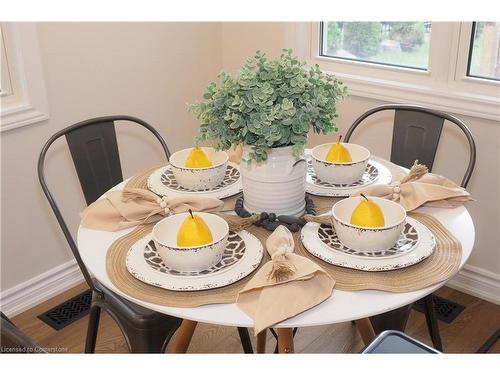 50 Holly Trail, Puslinch, ON - Indoor Photo Showing Dining Room