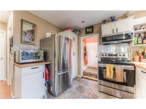 32 Holly Trail, Puslinch, ON - Indoor Photo Showing Kitchen