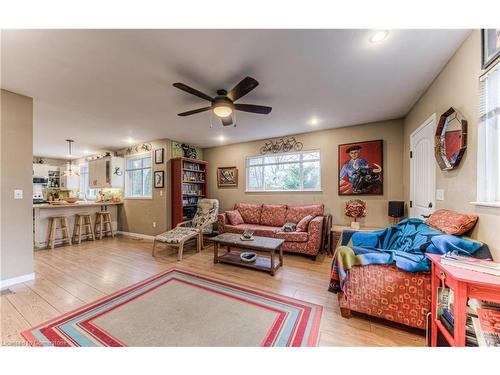 32 Holly Trail, Puslinch, ON - Indoor Photo Showing Living Room