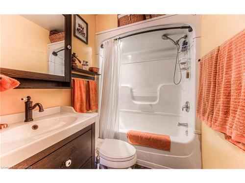 32 Holly Trail, Puslinch, ON - Indoor Photo Showing Bathroom