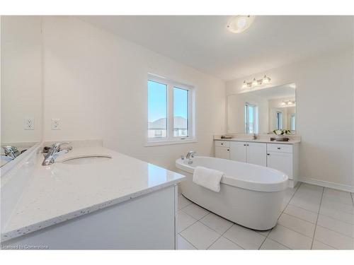 261 Broadacre Drive, Kitchener, ON - Indoor Photo Showing Bathroom