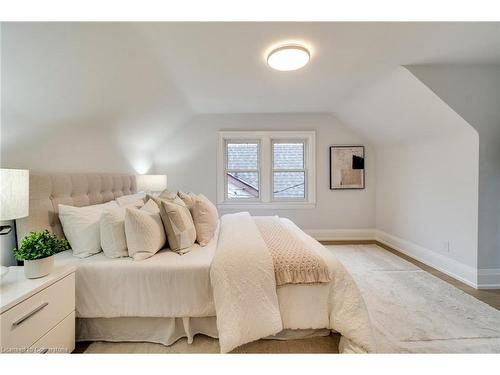 121 Lake Avenue Drive, Stoney Creek, ON - Indoor Photo Showing Bedroom